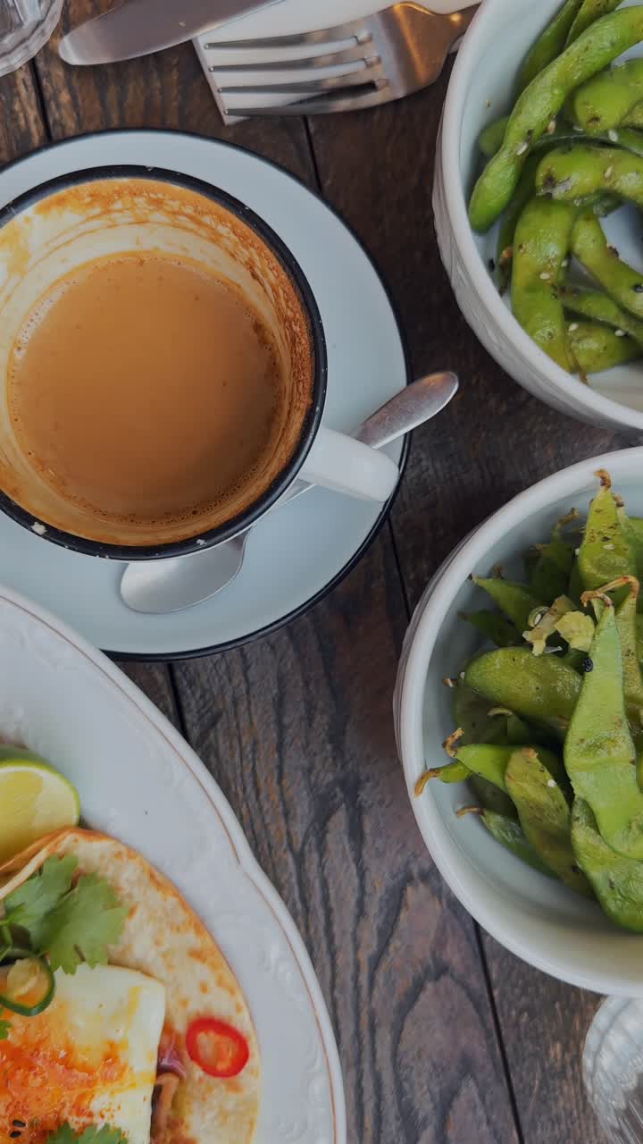 카페 에서 타코, 커피, 에다마메 를 먹은 아침 식사