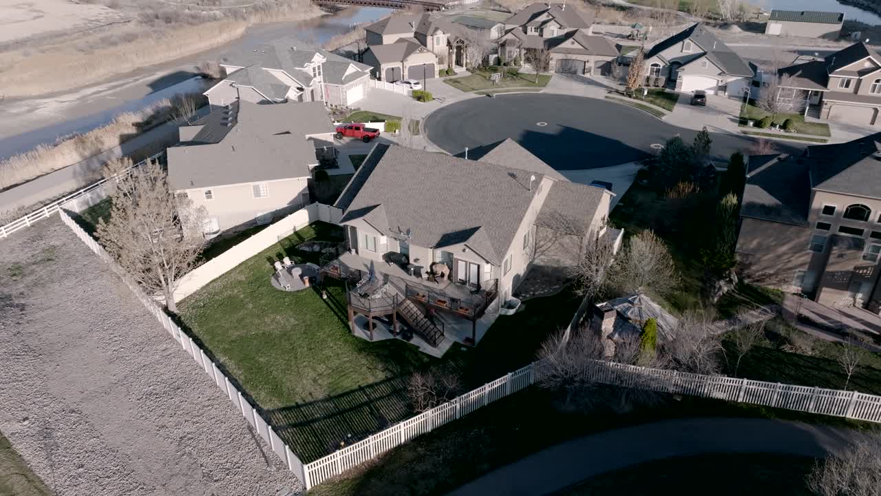 órbita aérea completa de 360 de una típica casa suburbana en lehi, utah