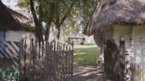 Antigua-Puerta-De-Madera-Junto-A-La-Casa-De-Madera-Del-Siglo-Xix-En-El-Campo-De-Europa-Oriental