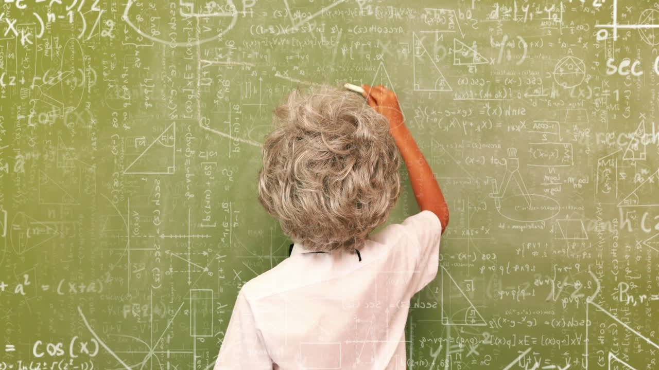 animación de ecuaciones matemáticas flotantes sobre la escritura del maestro en la pizarra