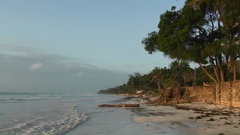 las olas tranquilas llegan a la orilla de una hermosa playa tropical
