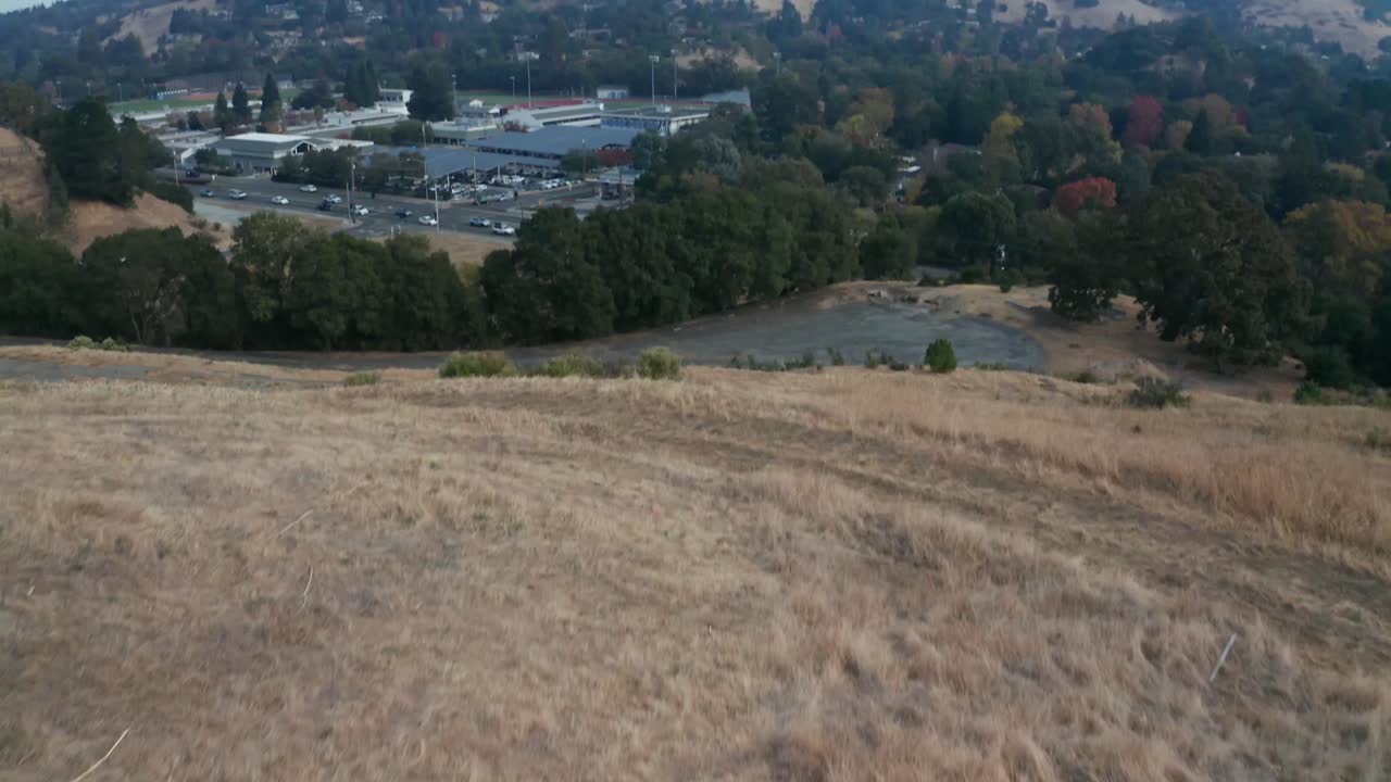 empuje hacia adelante hasta el acantilado para revelar una pequeña ciudad en el valle de abajo
