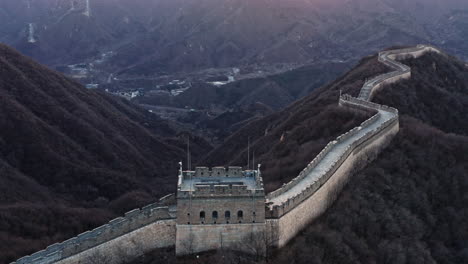 Luftaufnahme,-Die-Bei-Sonnenuntergang-über-Die-Chinesische-Mauer-Fliegt