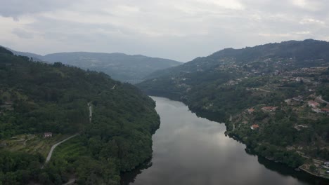 Vista-Aérea-Del-Hermoso-Valle-Del-Río-Douro-En-Portugal