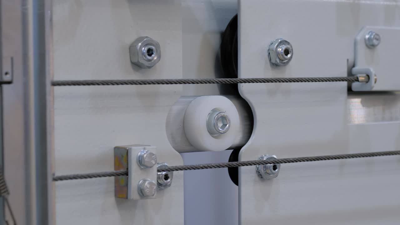 느린 동작: 엘리베이터 전시회에서 엘리베터 문을 열고 닫는 메커니즘