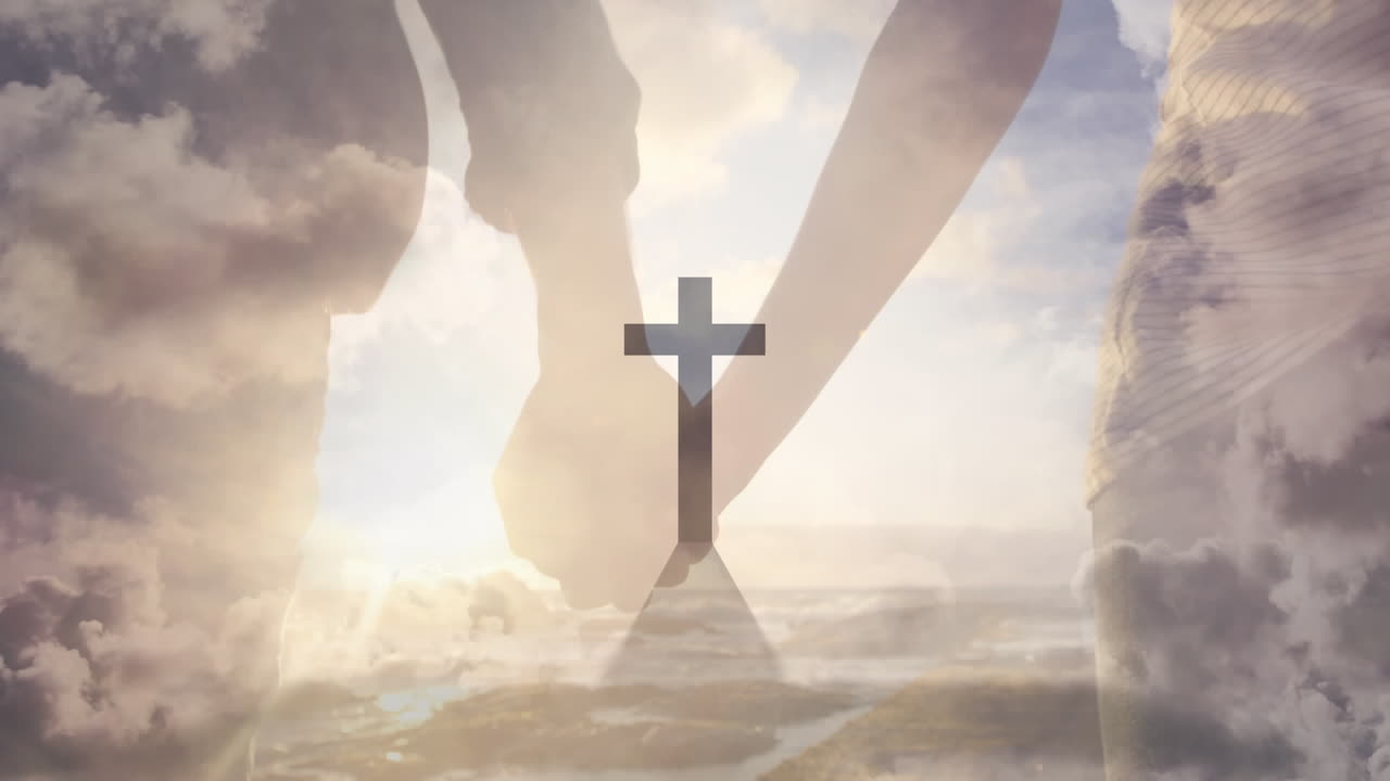 해변에서 손을 잡고 고 있는 다양한 커플의 중간 부분을 가로지르는 산 위의 십자가의 애니메이션