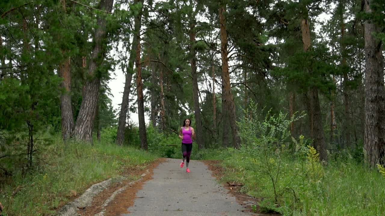mujer corriendo en un bosque