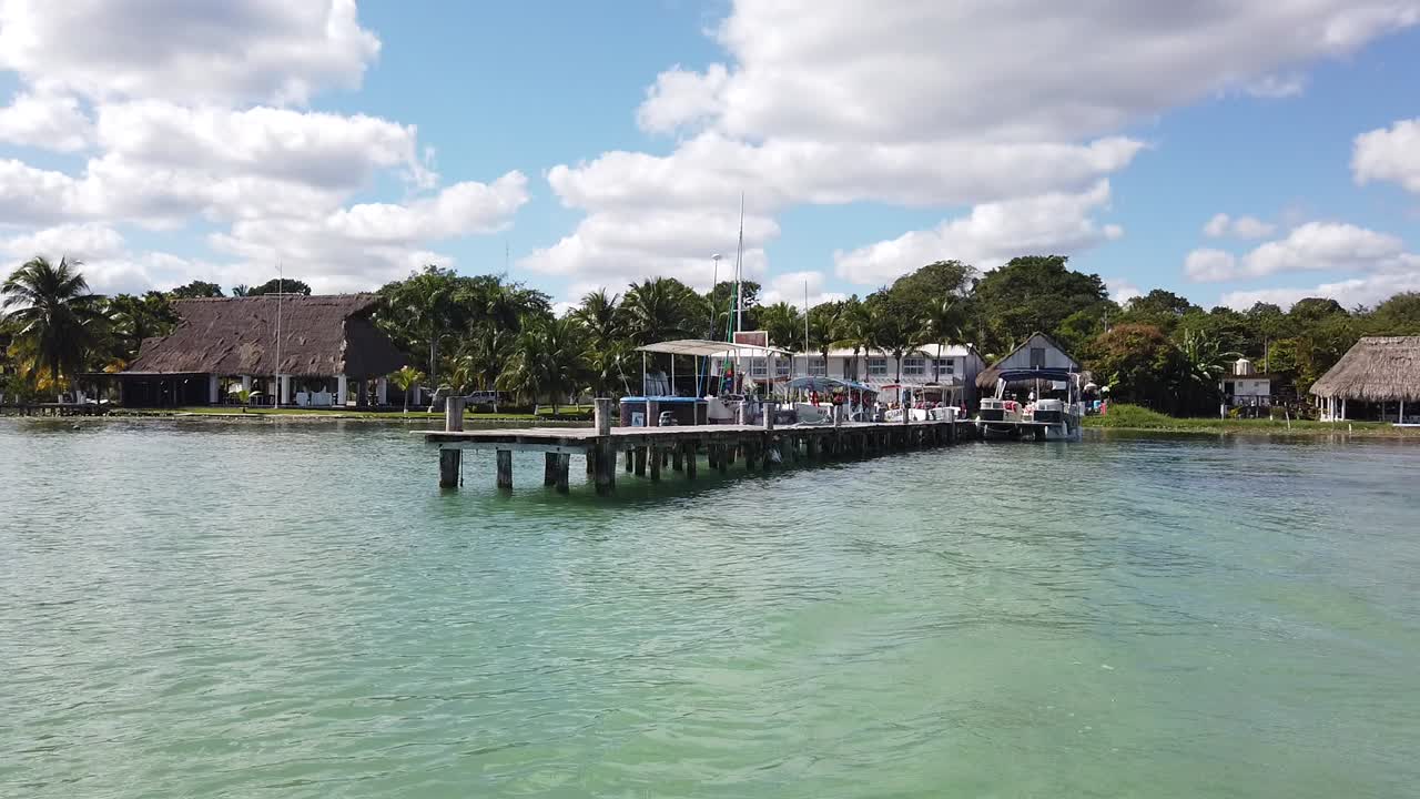 해안을 떠나는 보트 타기