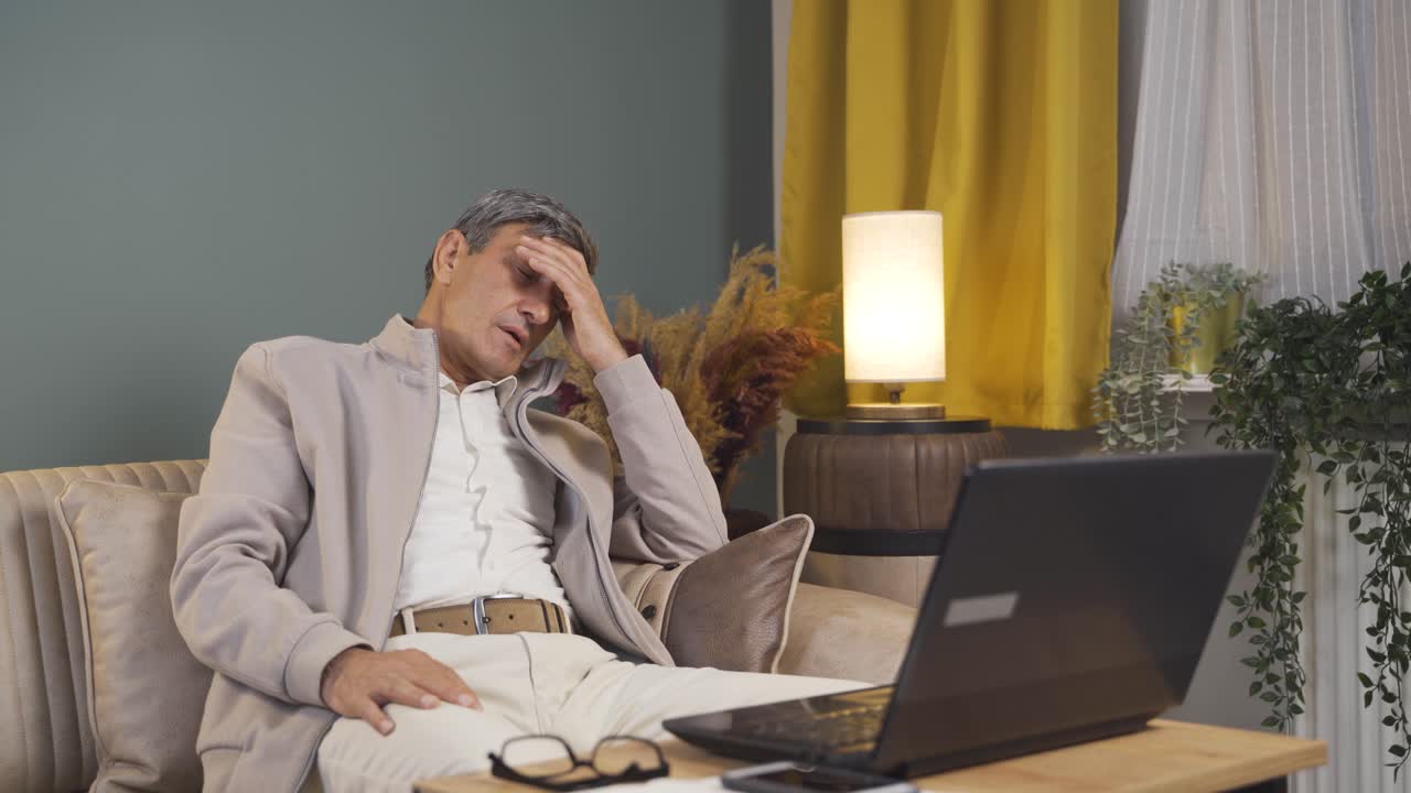 L'anziano che si è addormentato davanti a un laptop