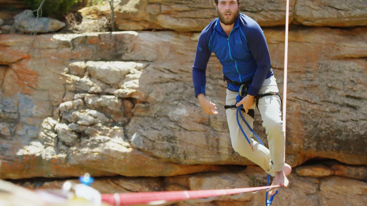 montañero cae mientras se equilibra en la cuerda 4k