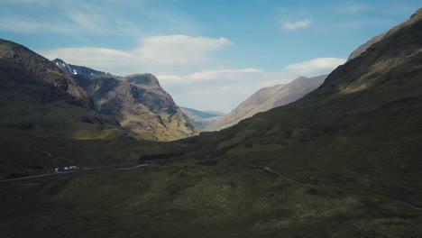toma de drones de las montañas de escocia