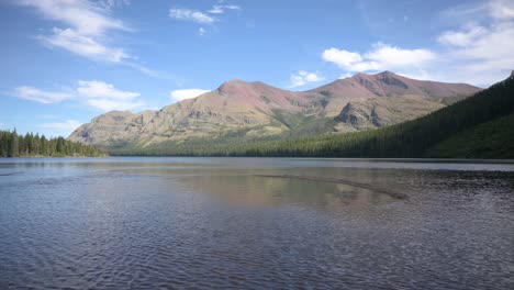 Stehend-Am-Ufer-Von-Zwei-Medizinsee-Im-Glacier-National-Park