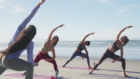 Gruppe-Verschiedener-Freundinnen,-Die-Yoga-Am-Strand-Praktizieren