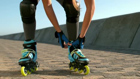 Glückliche-Sportliche-Frau-Mit-Inline-Skates