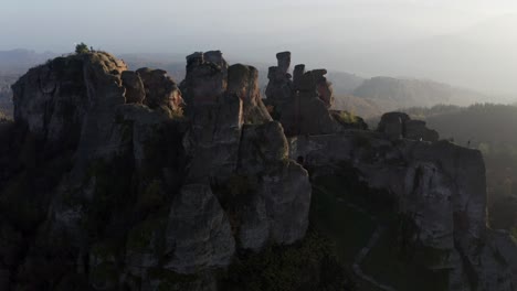 Drones-En-órbita-Alrededor-Del-Famoso-Destino-Turístico-Ubicado-En-La-Provincia-De-Vidin,-Las-Formaciones-Rocosas-Naturales-De-La-Histórica-Fortaleza-De-Belogradchik,-En-Bulgaria