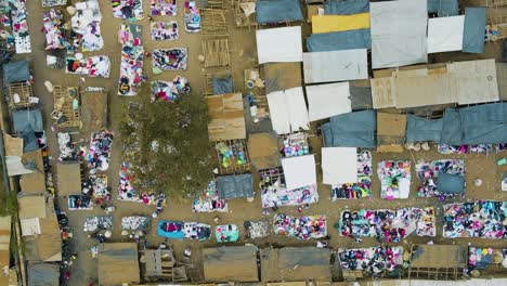 una vista aérea de loitokitok, un barrio pobre de los suburbios de nairobi, en kenia.