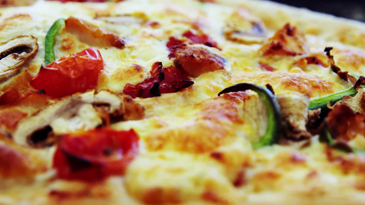 Pizza al forno con funghi e pomodorini