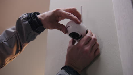 instalar una cámara de seguridad inalámbrica en una pared