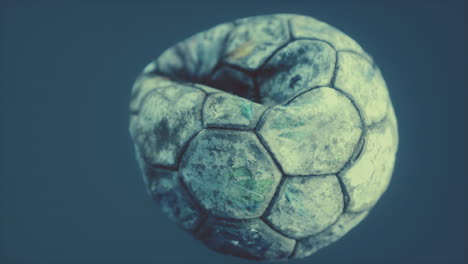 viejo balón de fútbol de cuero desinflado