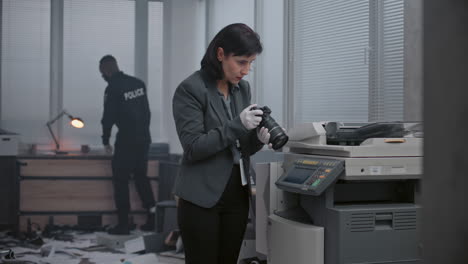 investigador de policía examinando pruebas en la escena del crimen