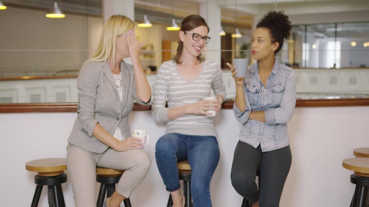 mujeres tomando café y charlando