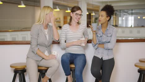 frauen trinken kaffee und unterhalten sich