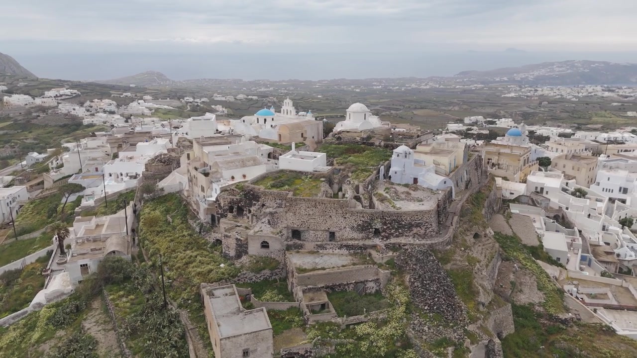 Maestose riprese aeree mostrano lo storico Castello di Pyrgos e il circostante villaggio greco.