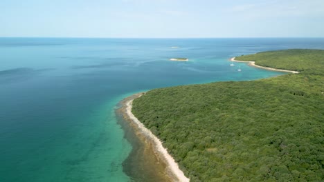 Aerial-images-of-Croatia,-an-island-in-the-middle-of-the-Mediterranean-with-blue,-turquoise-sea-and-lush-green-vegetation