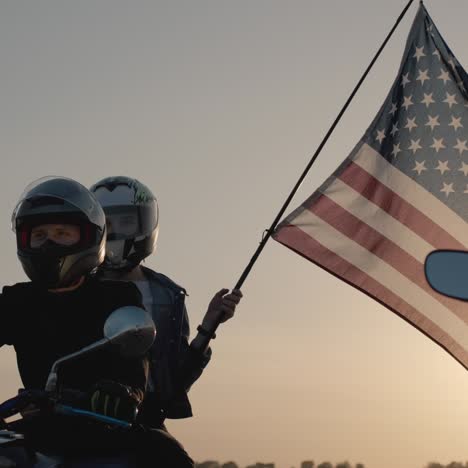 Chico-Con-Chica-Monta-Una-Motocicleta-Chica-1