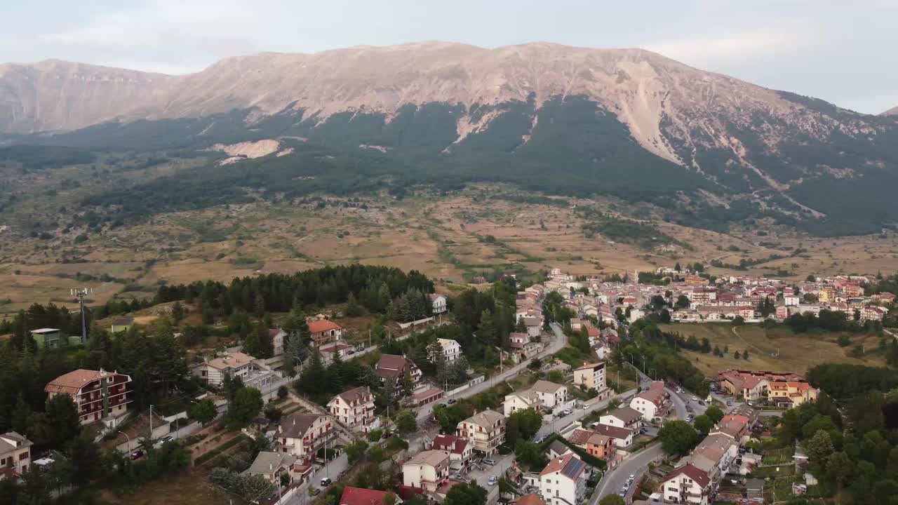 el municipio de campo di giove rodeado de montañas en italia, vista aérea