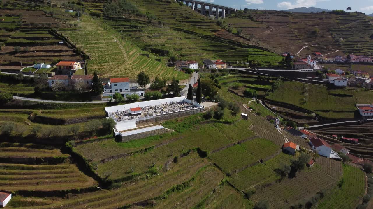 sorvolando villaggi in parte dell'enorme industria vinicola per i vini porto nella regione della valle del douro nel nord del portogallo