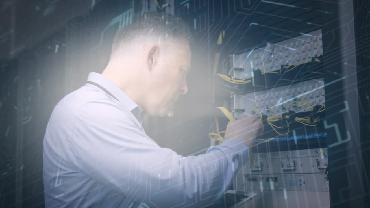 hombre trabajando en un servidor de computadora mientras que la placa base brillante se mueve en primer plano