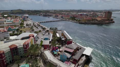 toma aérea del centro de willemstad, capital de la isla de curaçao en el caribe