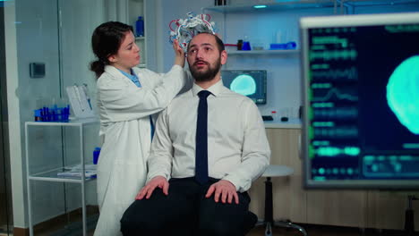 investigador médico poniendo un auricular de exploración de ondas cerebrales de alto rendimiento