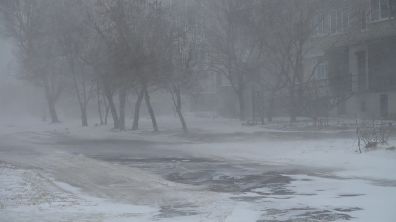 Snøstorm i byen. Opptak om vinteren