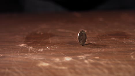 moneda gira sobre una mesa
