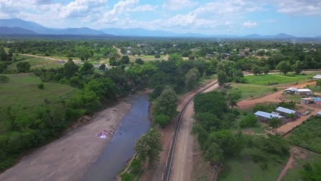 Sobrevuelo-Aéreo-Pequeño-Pueblo-En-La-Frontera-Con-Haití-Con-Río-En-Dajabon