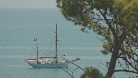 Ein-Boot-Im-Meer-In-Griechenland