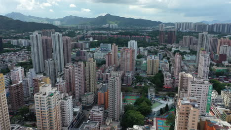 Wolkenkratzer-Und-Blick-Auf-Die-Berge-Von-Hongkong---Luftaufnahme