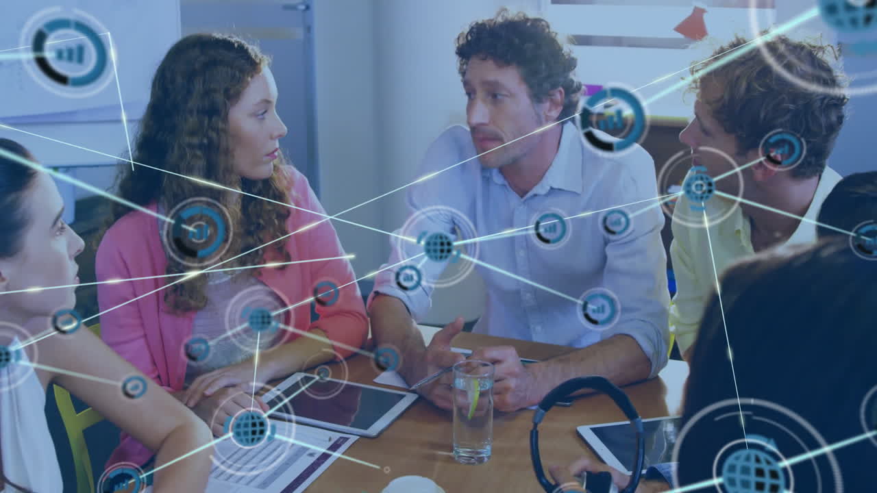 animación de la red de conexiones con iconos sobre diversos colegas discutiendo el trabajo en la oficina