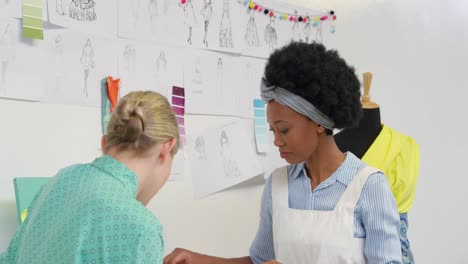 Young-women-working-in-a-creative-office