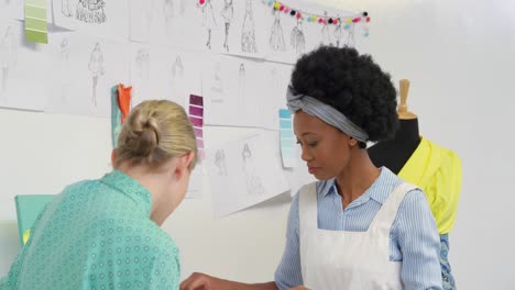 mujeres jóvenes que trabajan en una oficina creativa