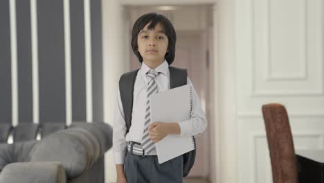 Un-Niño-De-Escuela-Indio-Confiado-De-Pie-Con-Libros