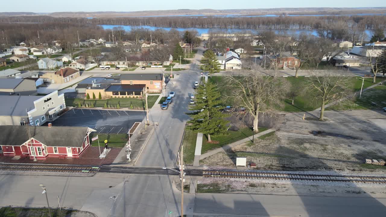 Vista aerea del lungofiume di Chillicothe, Illinois, adiacente al possente fiume Illinois vicino al livello di piena