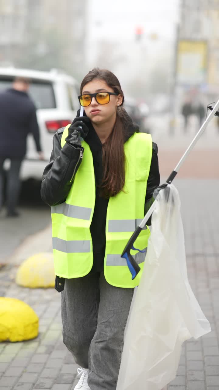voluntario limpiando las calles de la ciudad