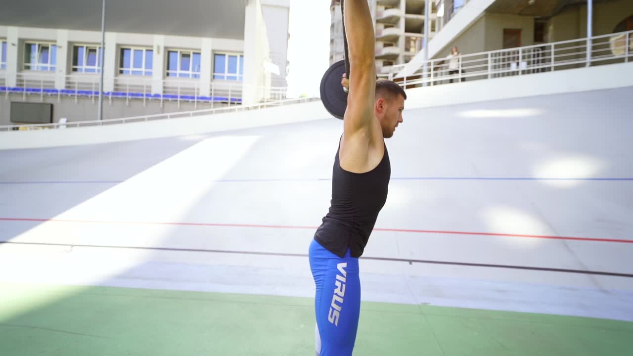 웨이트 리프팅 운동 을 하는 남자