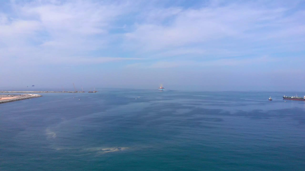 선박 과 건축물 이 있는 항구 의 공중 사진