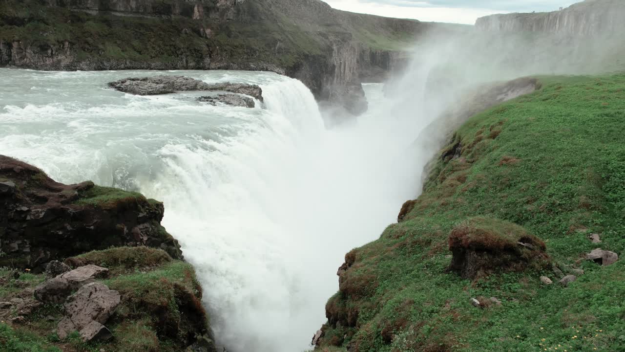 poderosa cascada gullfoss en el sur de islandia - tiro de mano