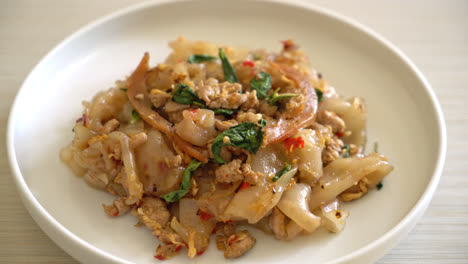 Stir-fried-noodle-with-minced-chicken-and-basil---Asian-food-style