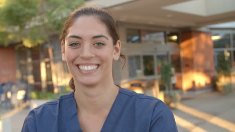 retrato de una enfermera de pie fuera del hospital filmado en r3d